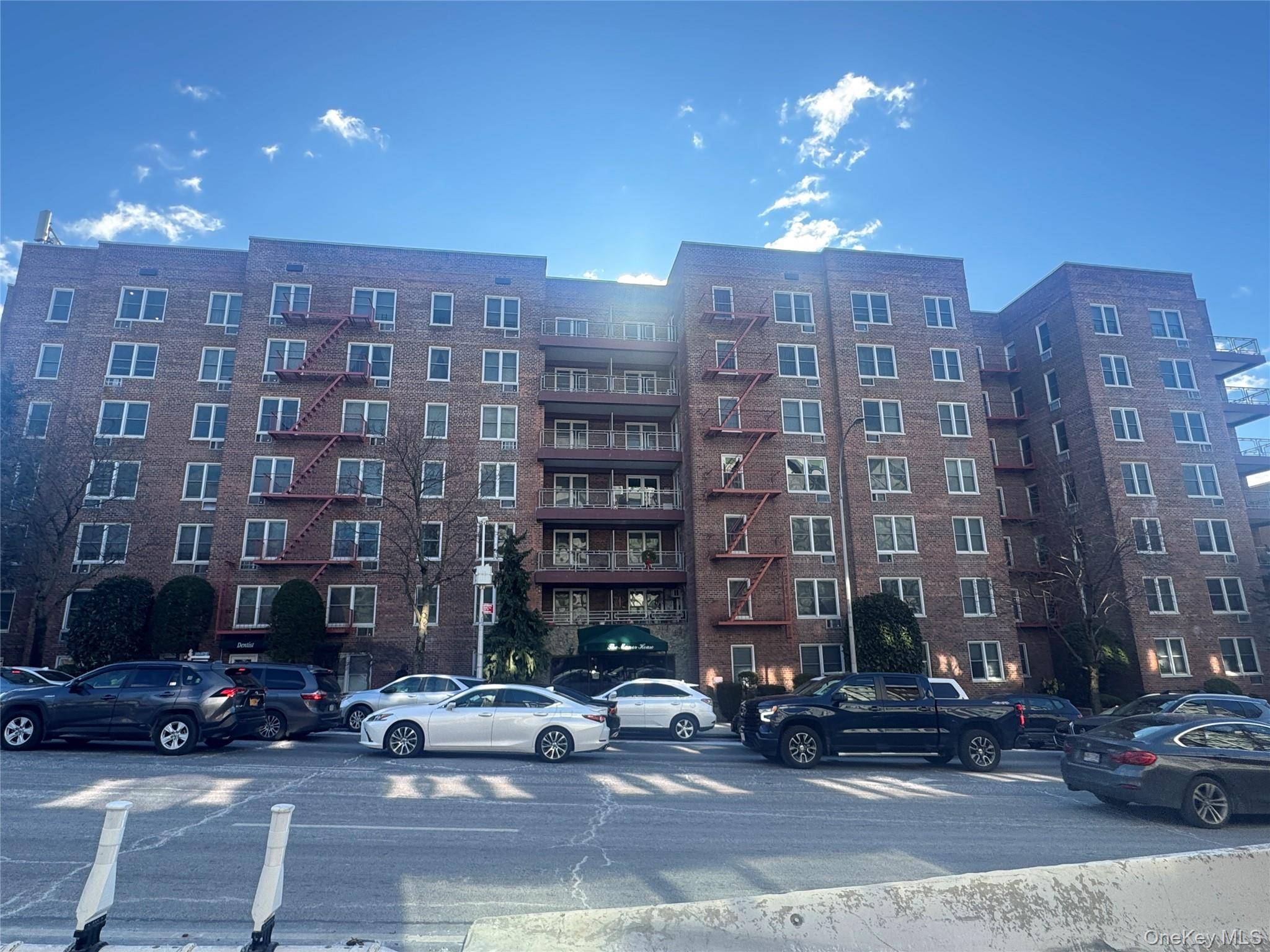 241-20 Northern Blvd #6H, Douglaston, NY 11363