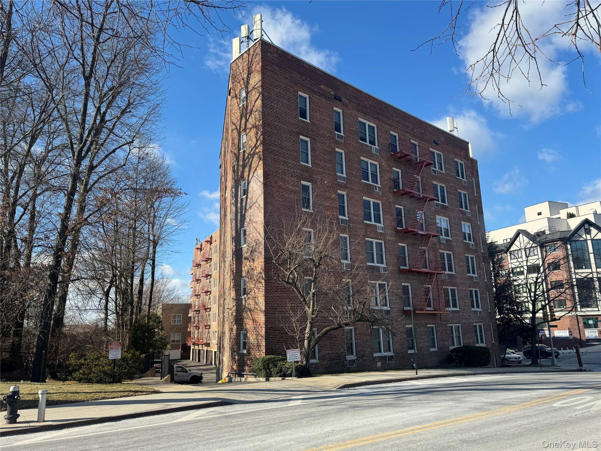 241-20 Northern Blvd #6H, Douglaston, NY 11363