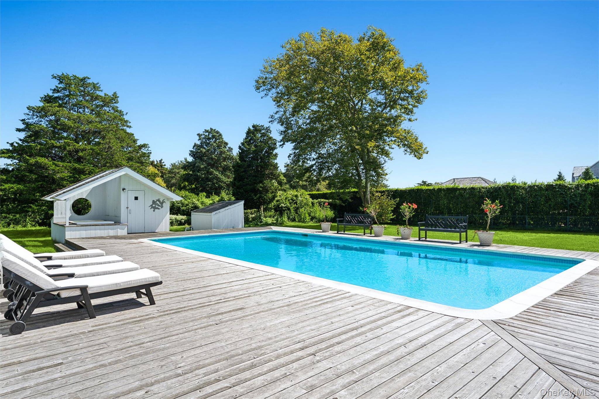 18 Quogo Neck LN, Quogue, NY 11959