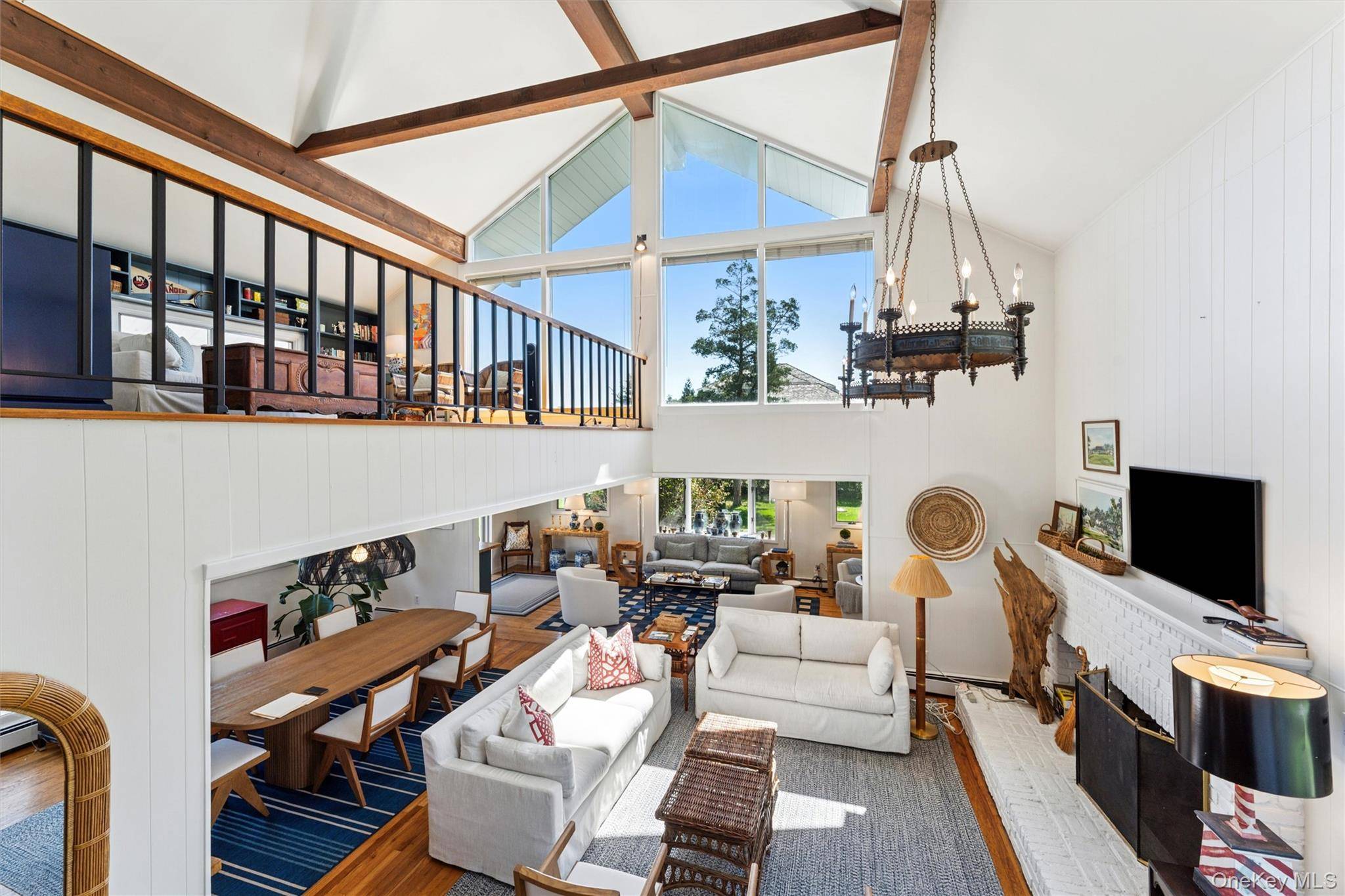 18 Quogo Neck LN, Quogue, NY 11959