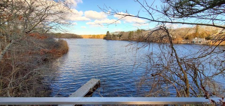 57 Big Fresh Pond RD, Southampton, NY 11968