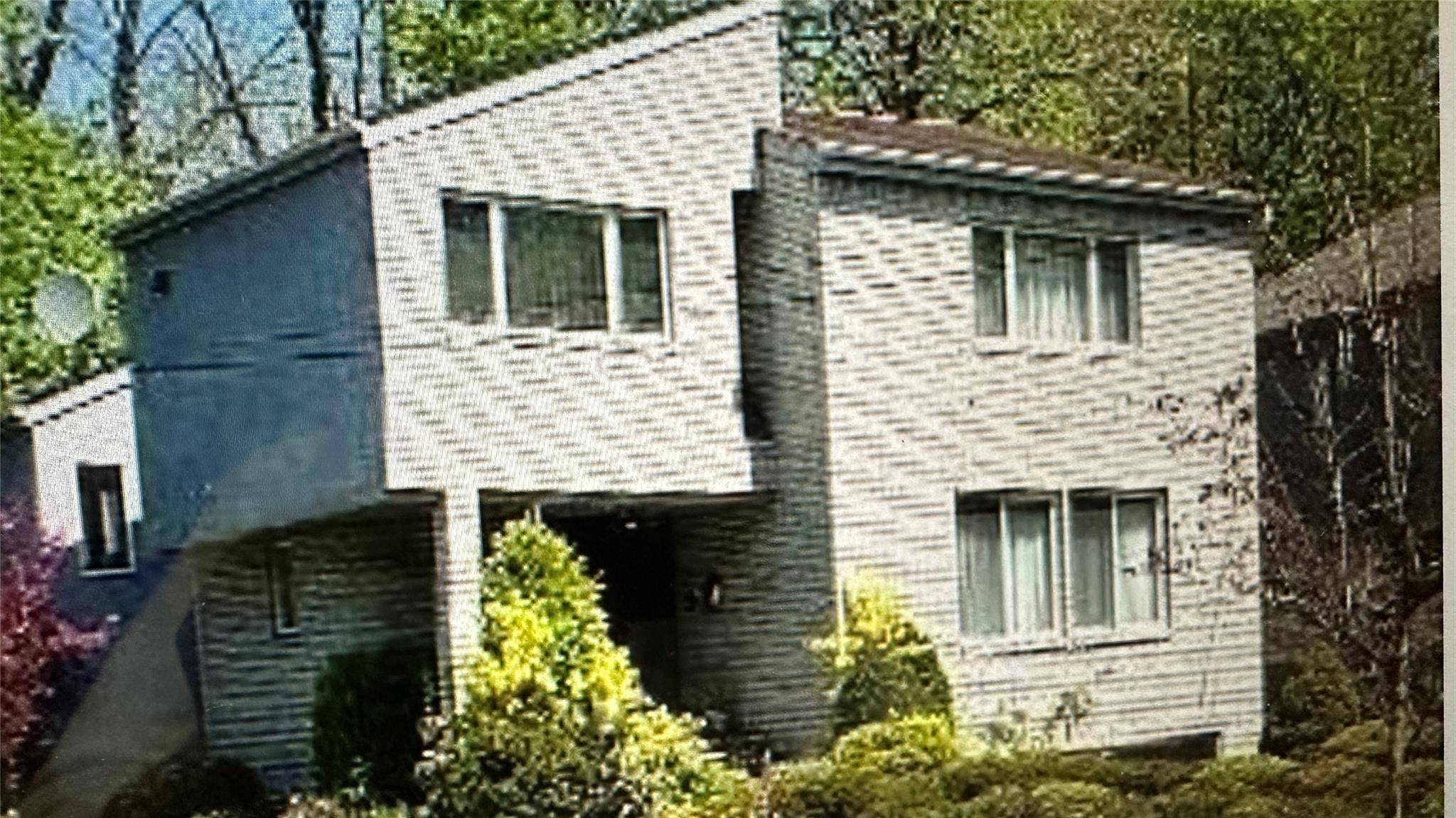 17 Wooleys LN, Great Neck, NY 11023