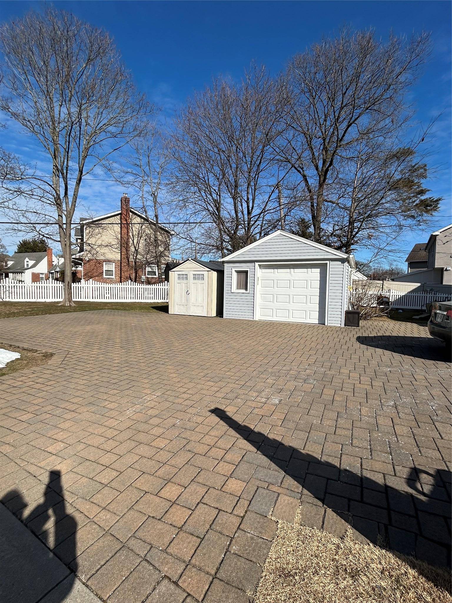 1096 Shelburne DR, Franklin Square, NY 11010