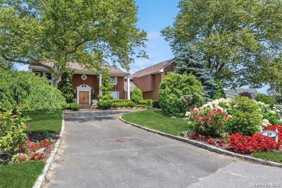 30 Thixton DR, Hewlett Harbor, NY 11557