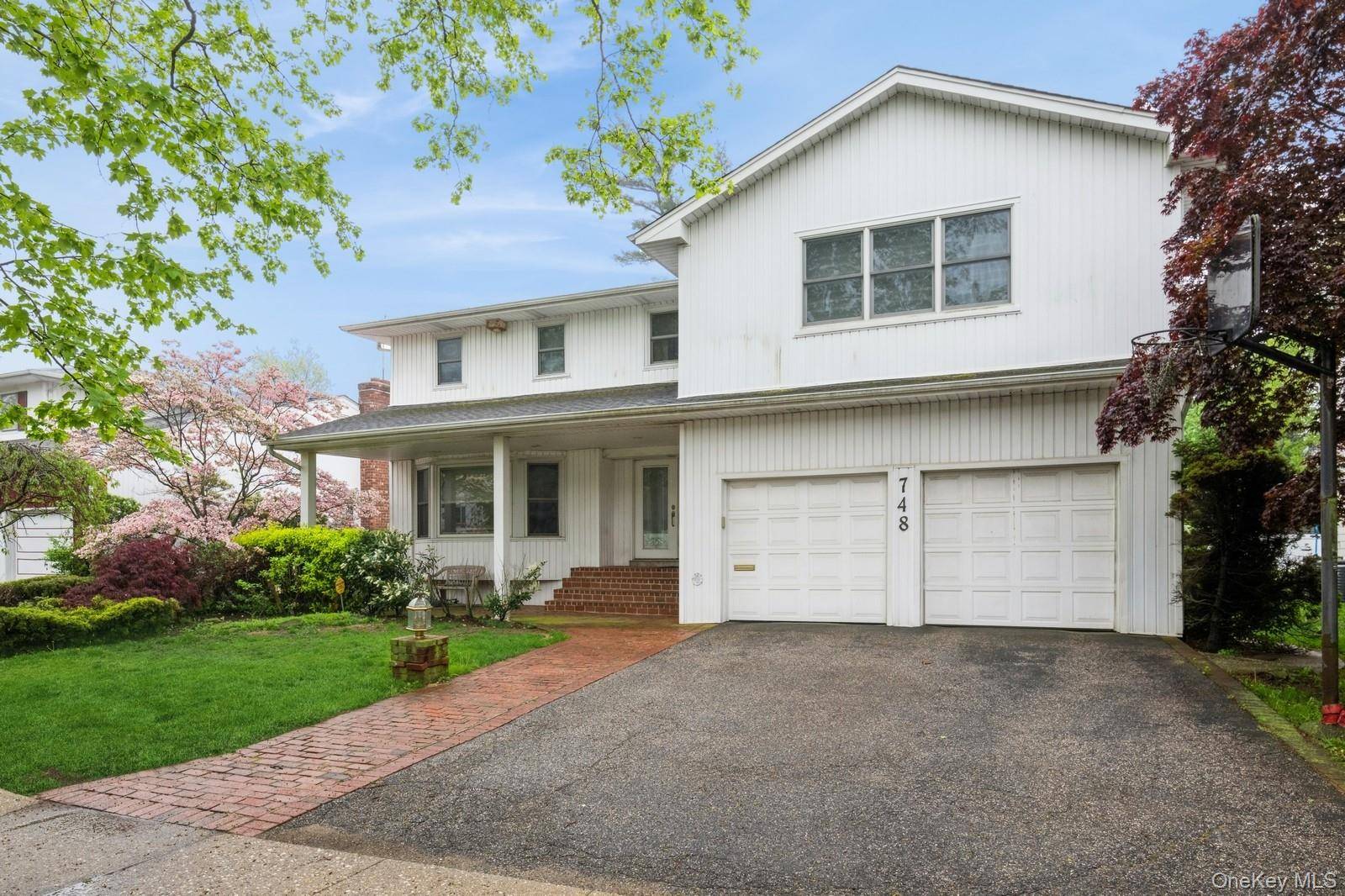 748 Sherwood ST, North Woodmere, NY 11581