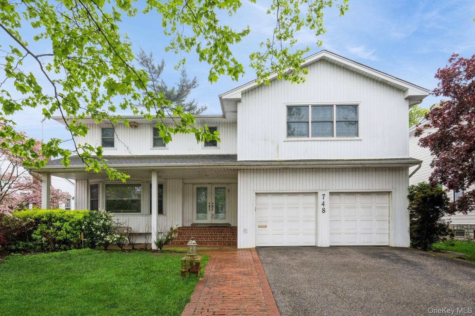 748 Sherwood ST, North Woodmere, NY 11581