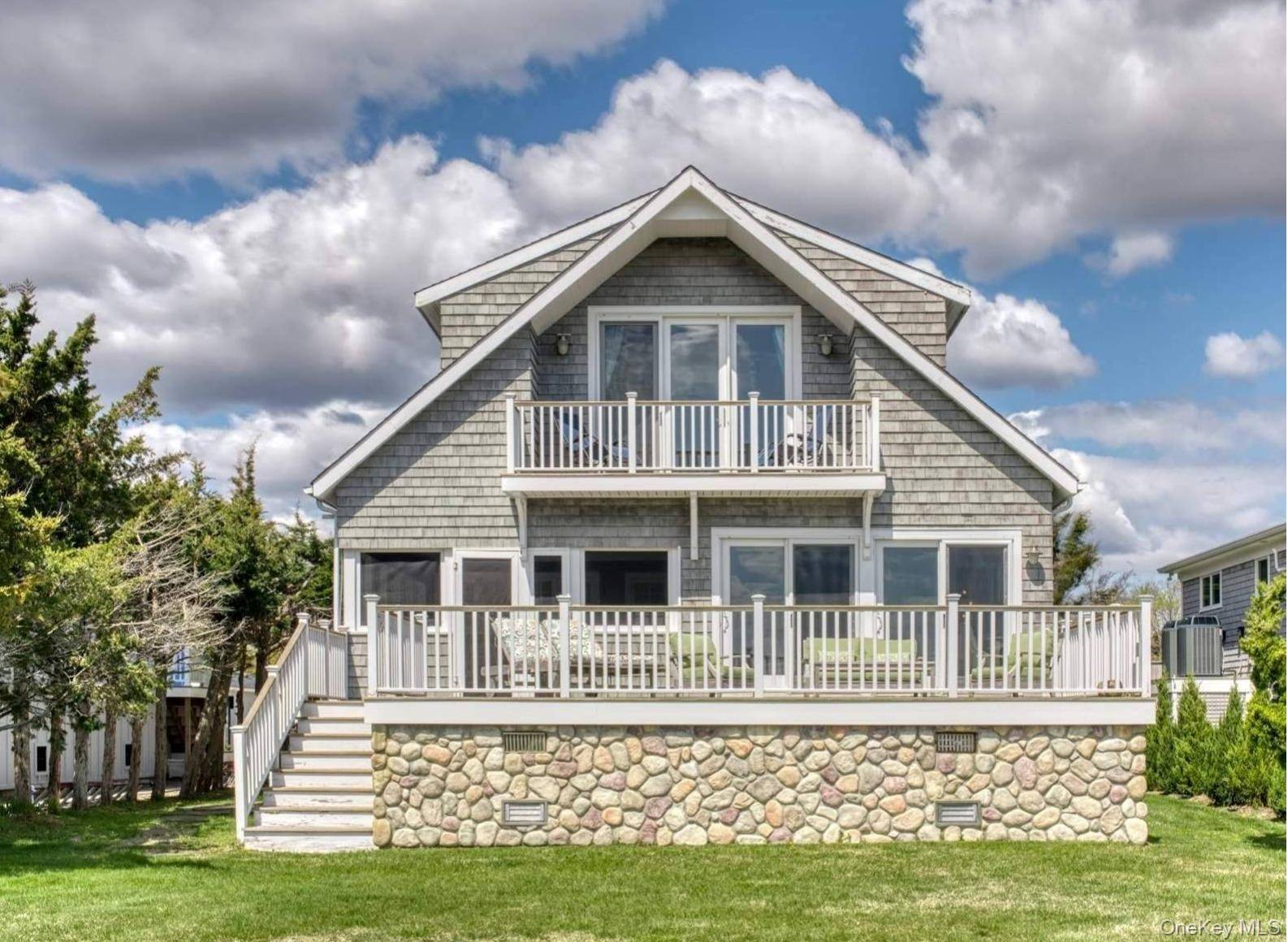 21 Bayside AVE, East Quogue, NY 11942