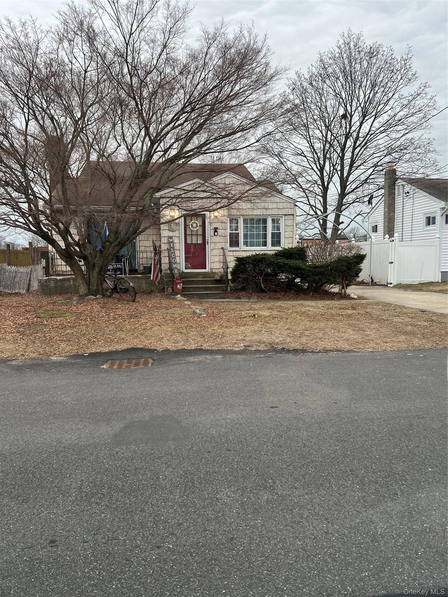 417 N Monroe AVE, Lindenhurst, NY 11757