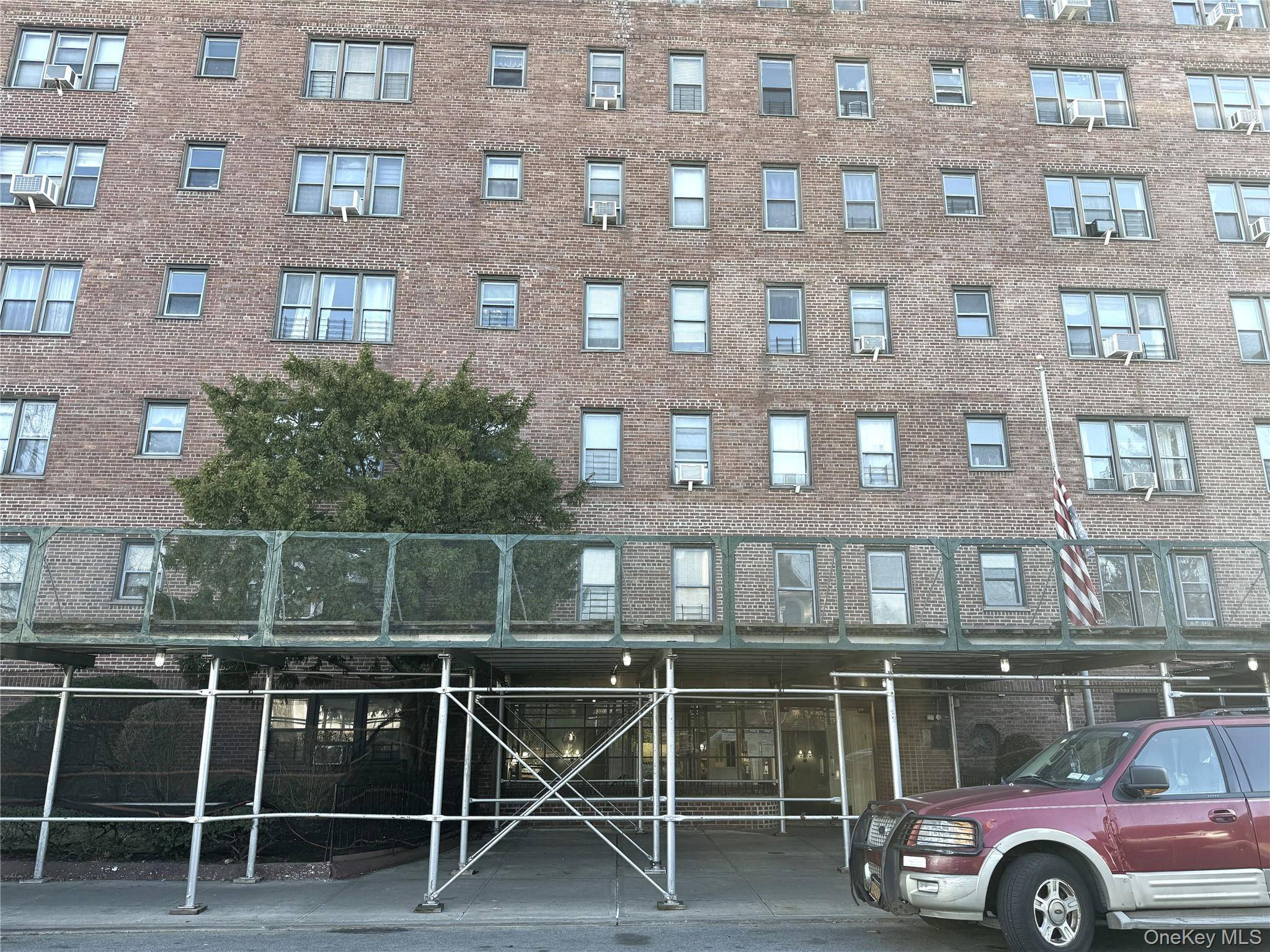 143-50 Hoover Ave #204, Briarwood, NY 11435