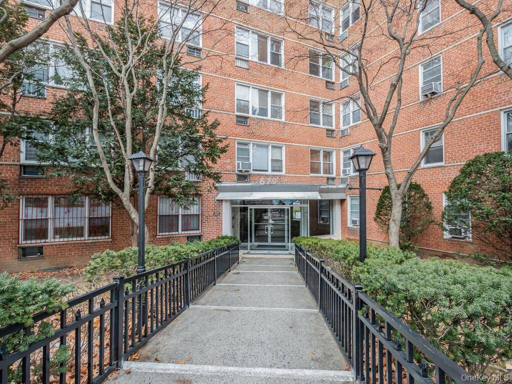 679 W 239th ST #1C, Bronx, NY 10463