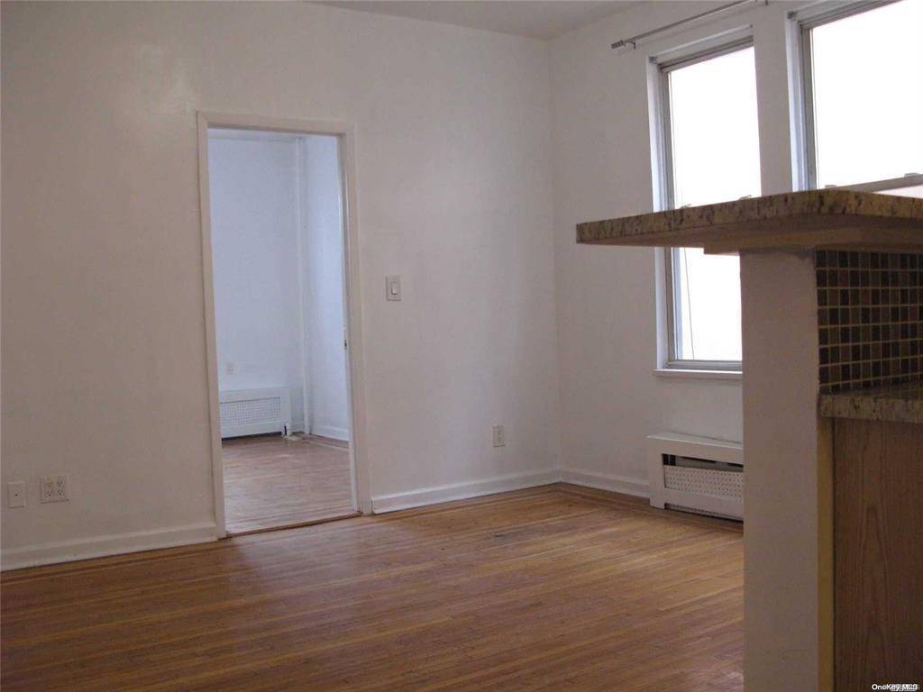 21-07 38 ST, Astoria, NY 11105