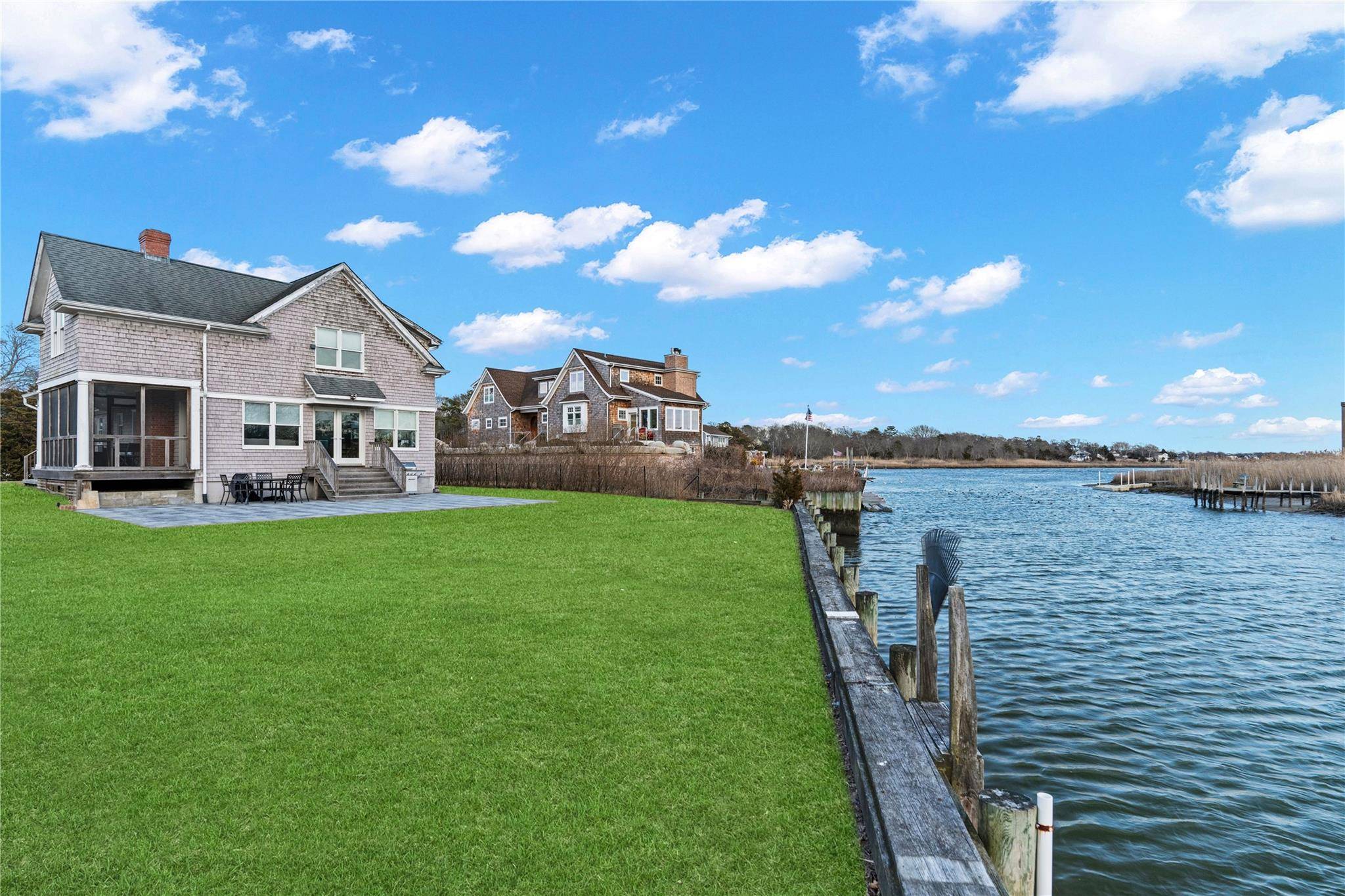 8 Hyler DR, Hampton Bays, NY 11946