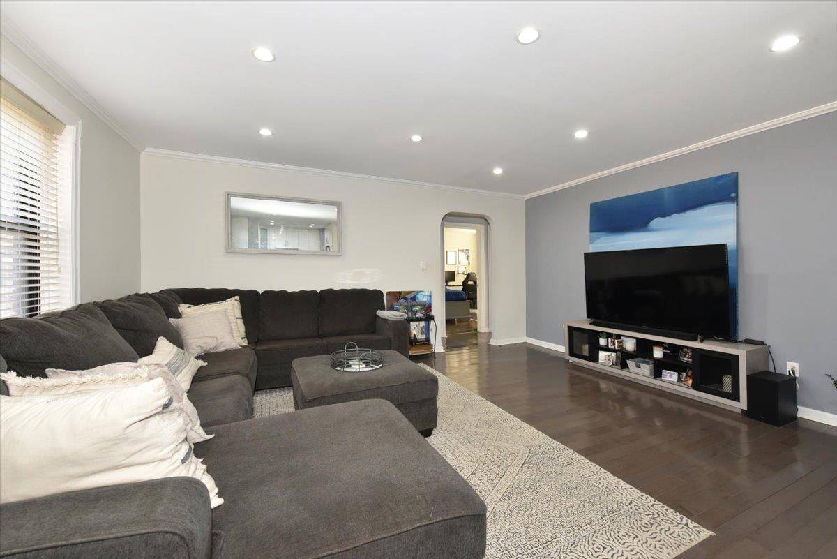 22-39 78 ST, Astoria, NY 11370
