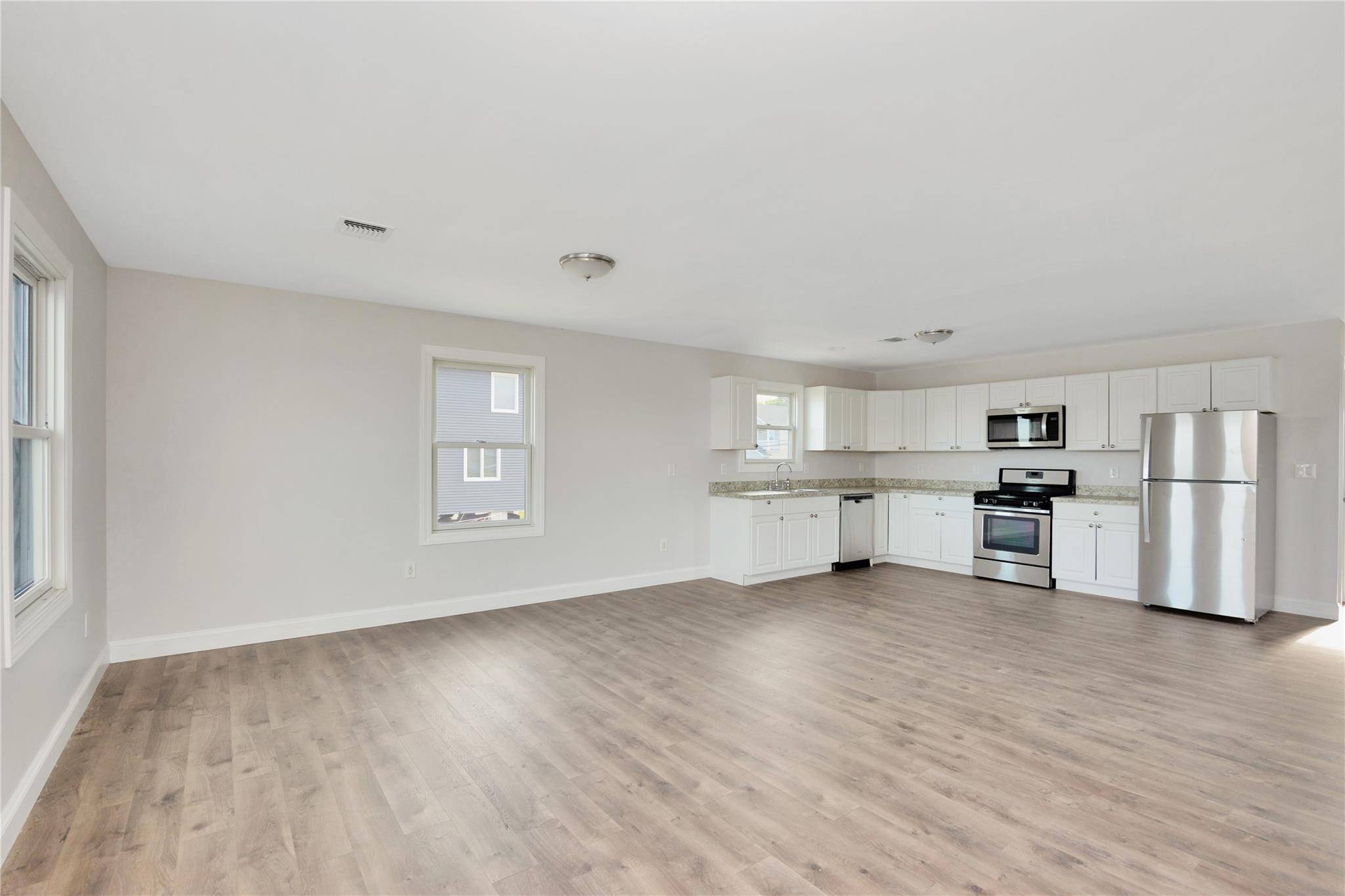 823 Venetian BLVD, Lindenhurst, NY 11757