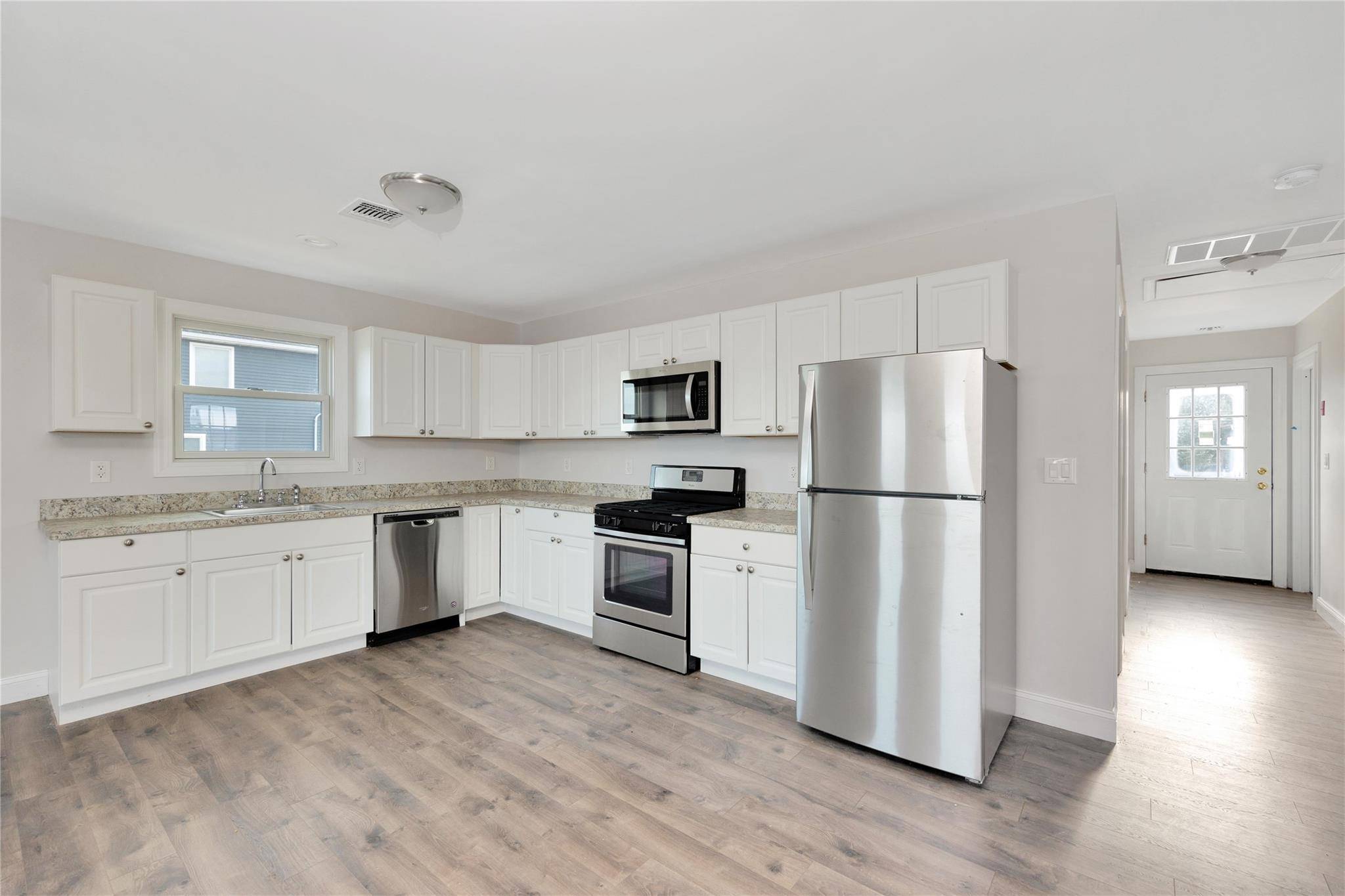 823 Venetian BLVD, Lindenhurst, NY 11757