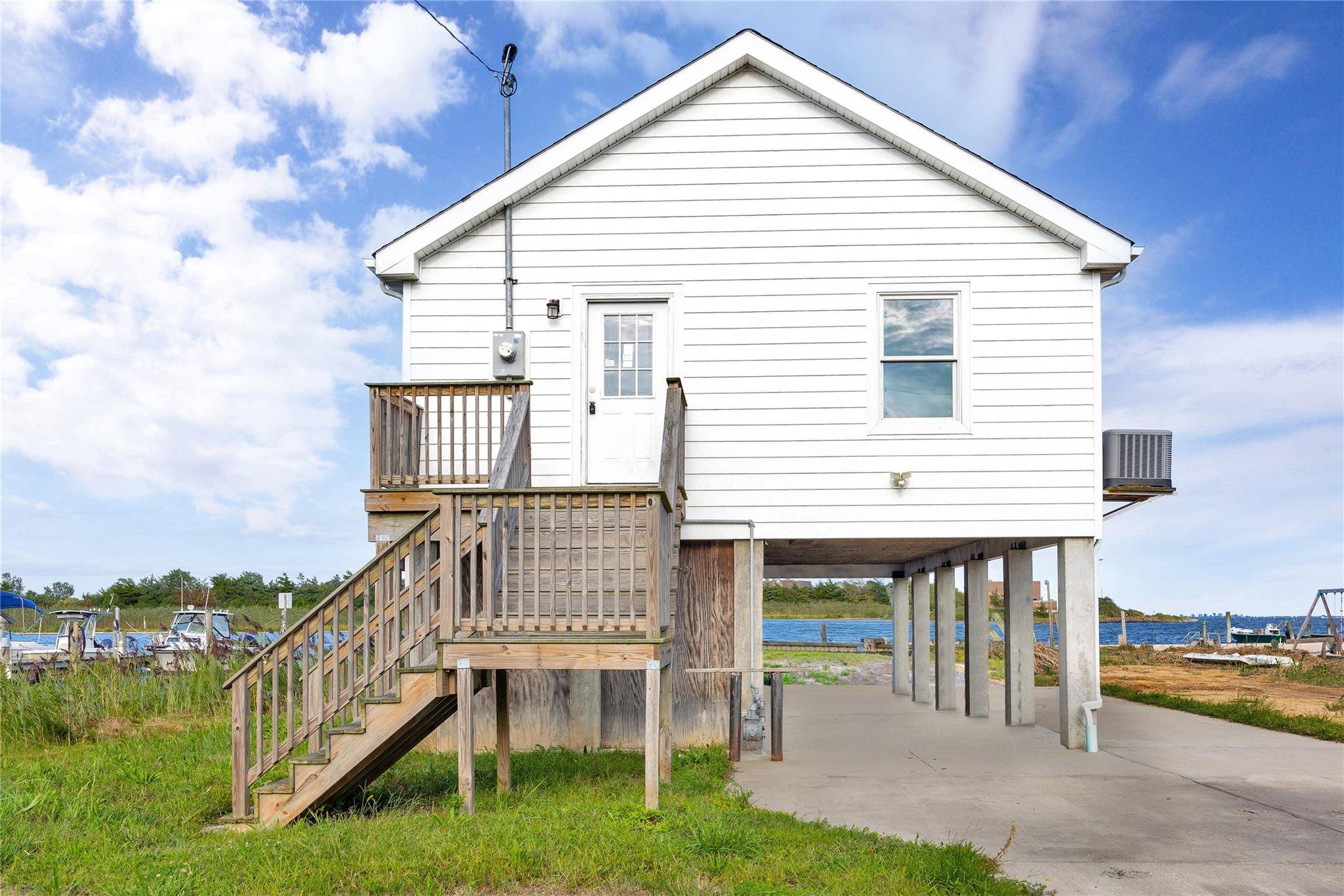 823 Venetian BLVD, Lindenhurst, NY 11757