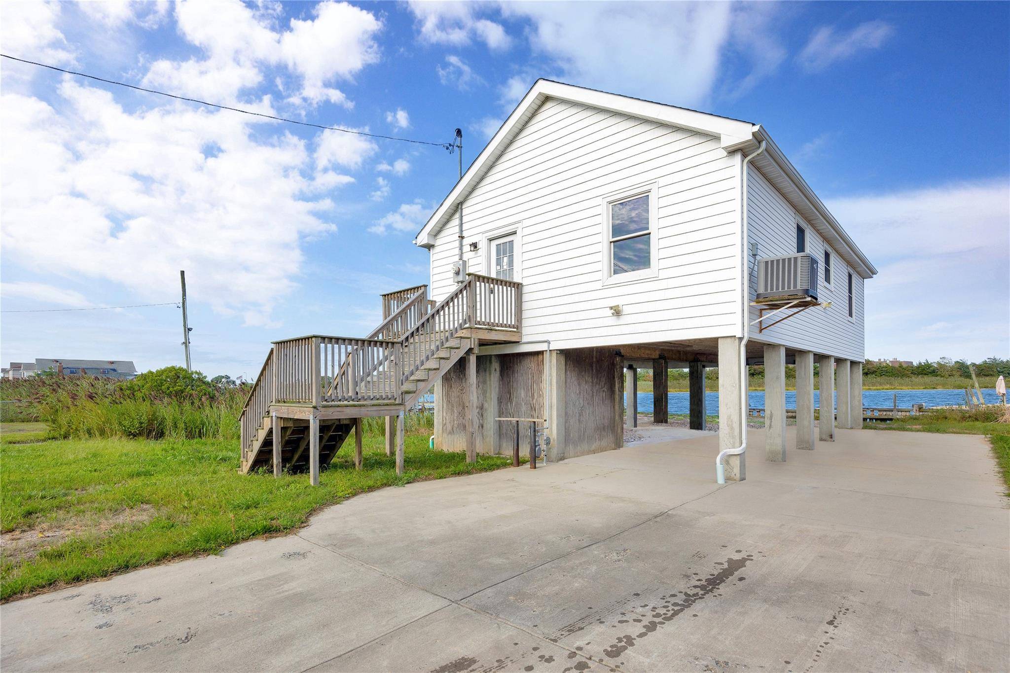 823 Venetian BLVD, Lindenhurst, NY 11757