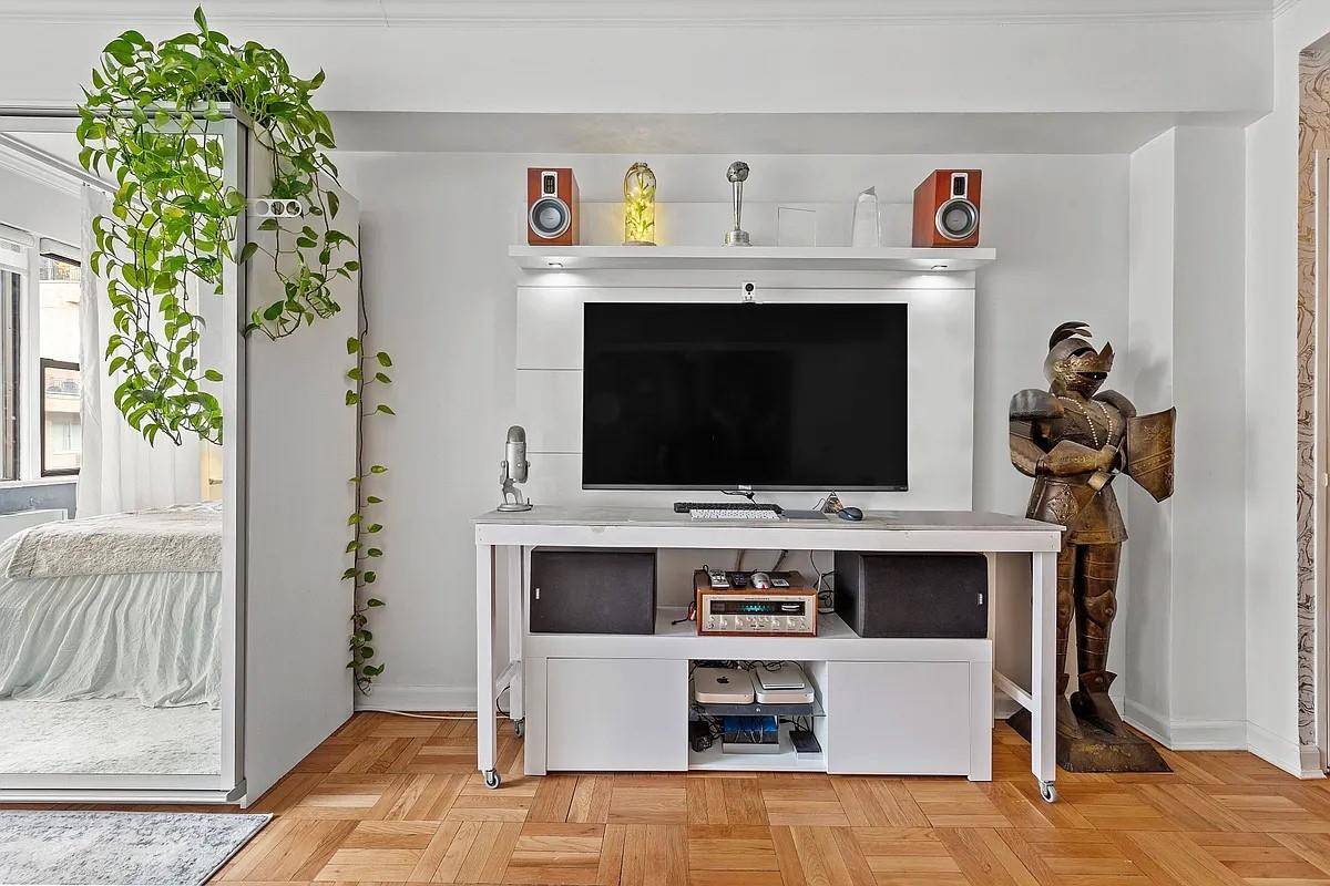 240 46 #10E, New York (manhattan), NY 10017