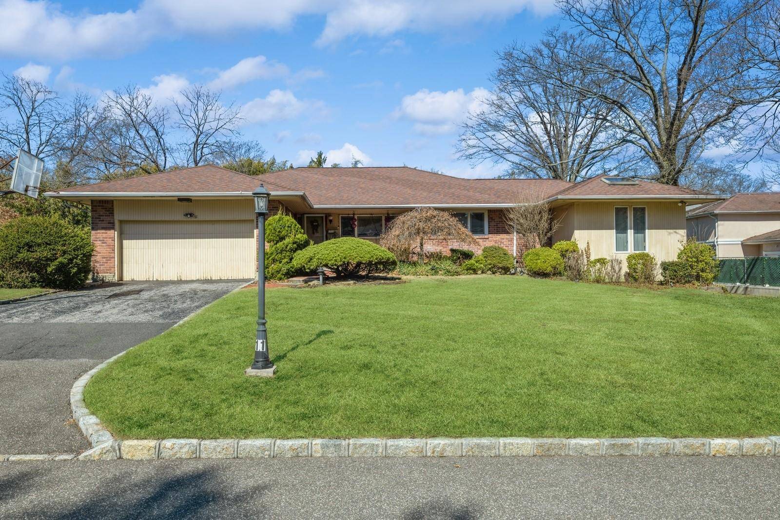 11 Dicks LN, Roslyn Heights, NY 11576