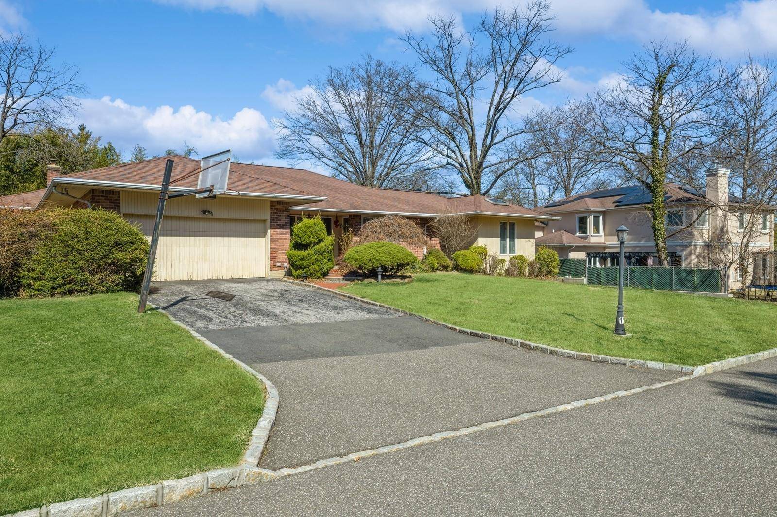 11 Dicks LN, Roslyn Heights, NY 11576