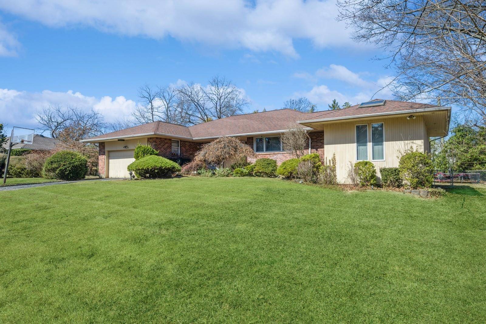 11 Dicks LN, Roslyn Heights, NY 11576