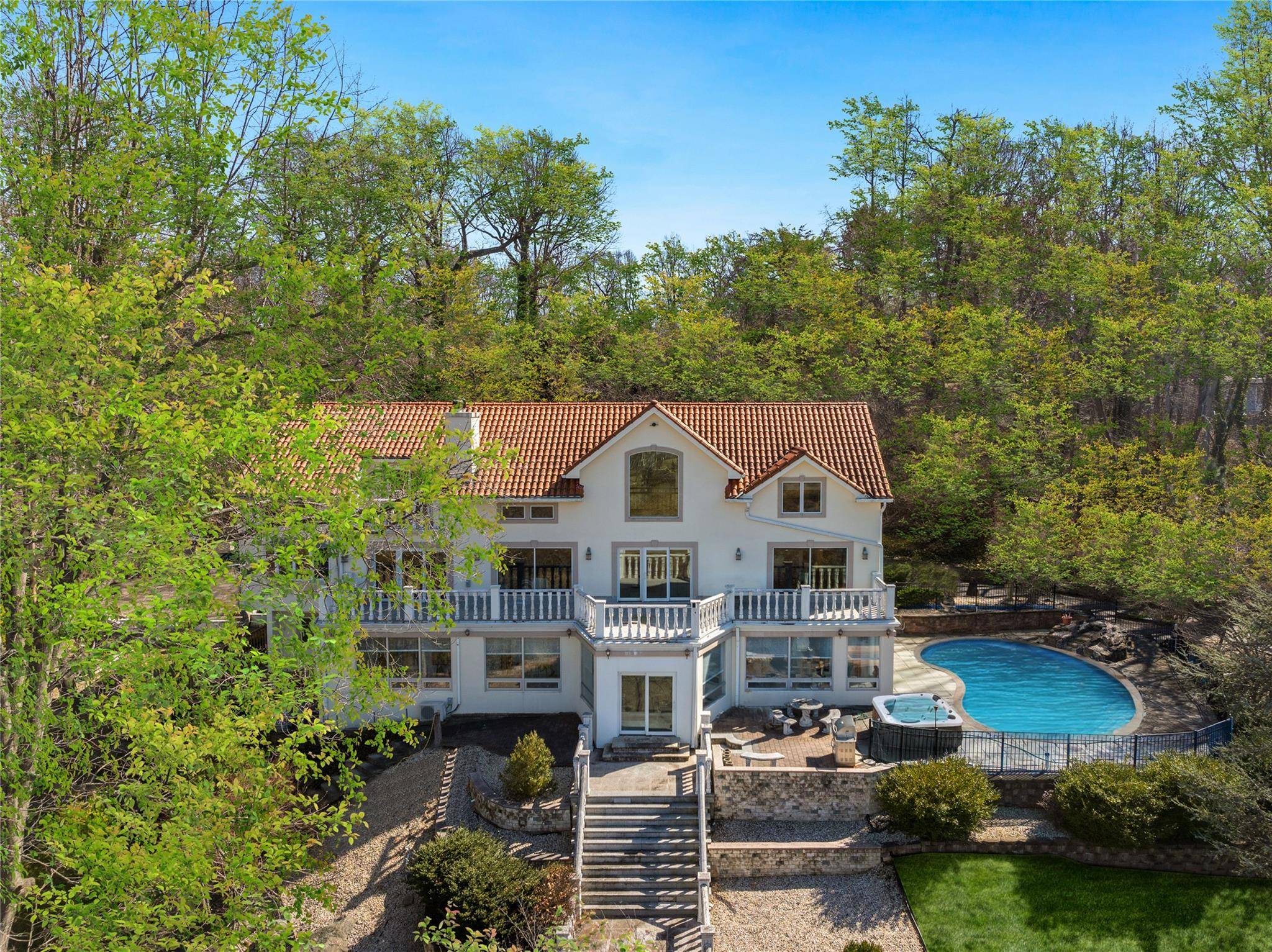 15 Hoffstot LN, Sands Point, NY 11050