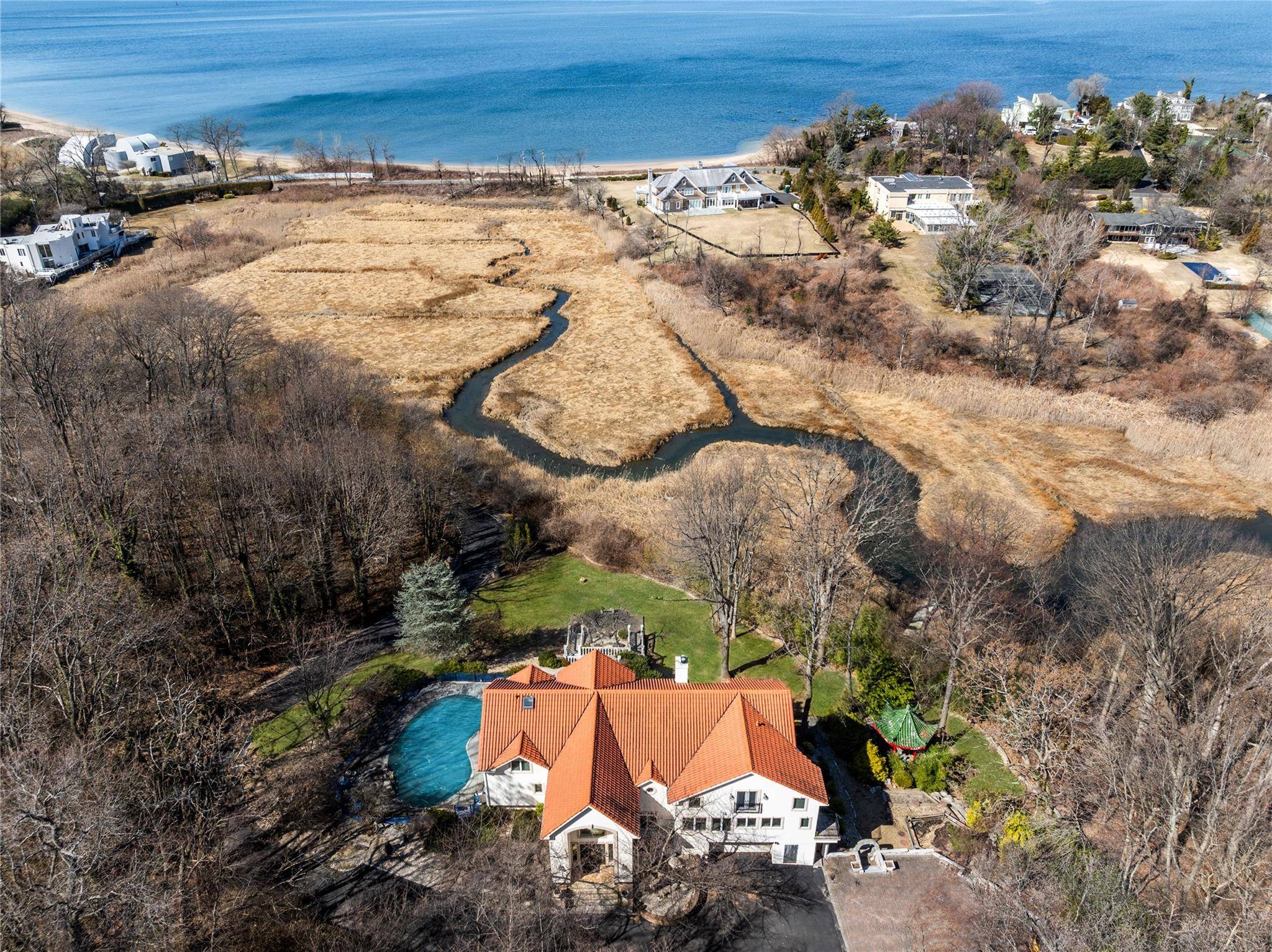 15 Hoffstot LN, Sands Point, NY 11050