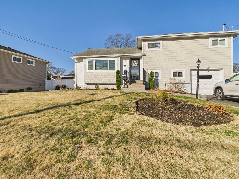 48 Whittier AVE, North Babylon, NY 11703