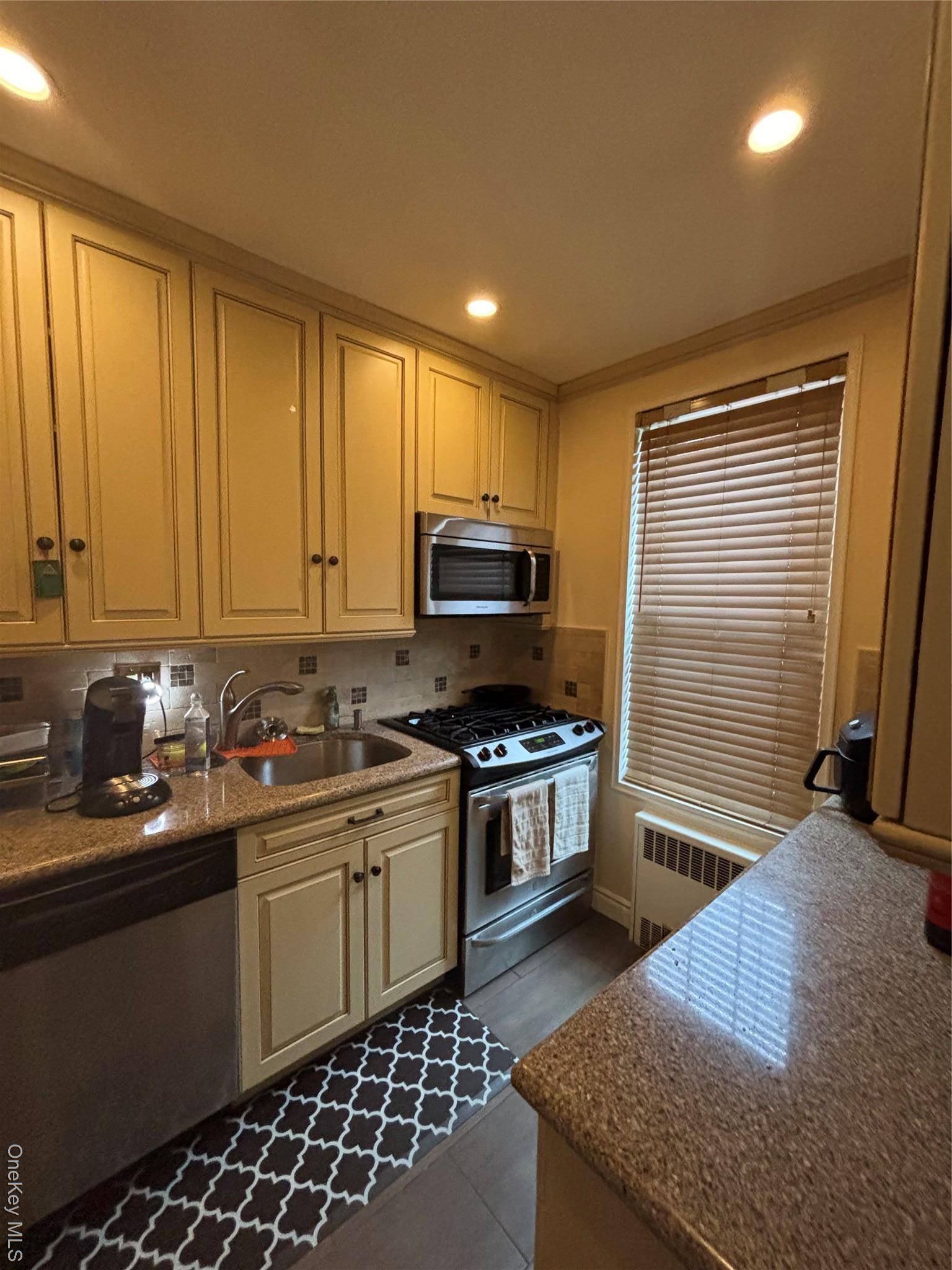 194 Smith ST #3P, Freeport, NY 11520