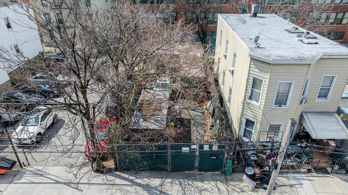 1667 Hunt AVE, Bronx, NY 10462