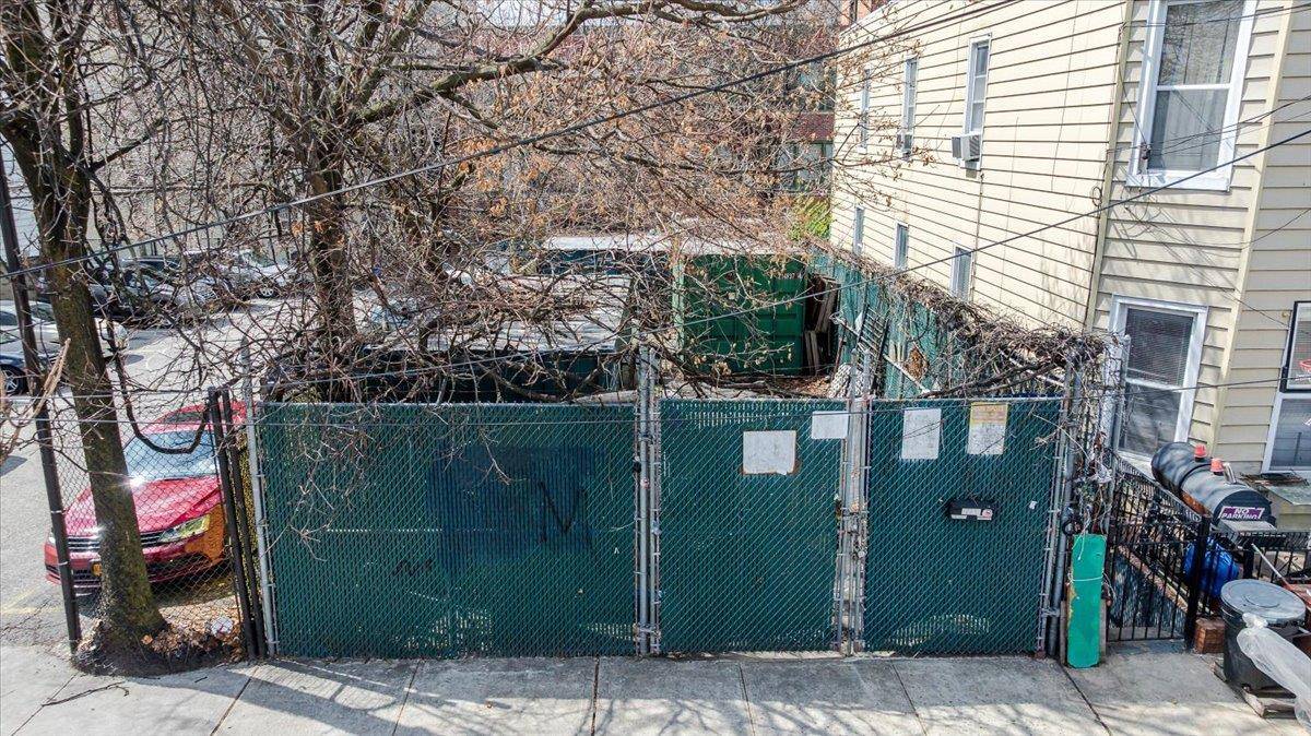 1667 Hunt AVE, Bronx, NY 10462