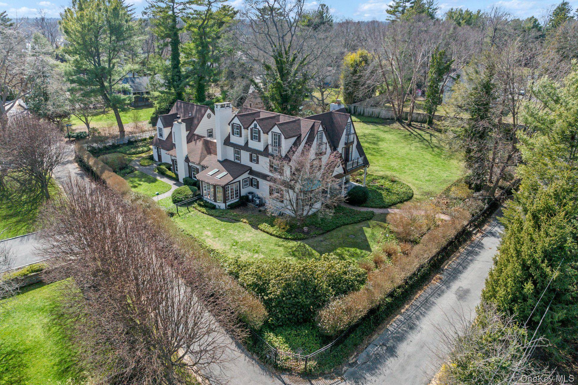 3 Wincoma DR, Huntington Bay, NY 11743