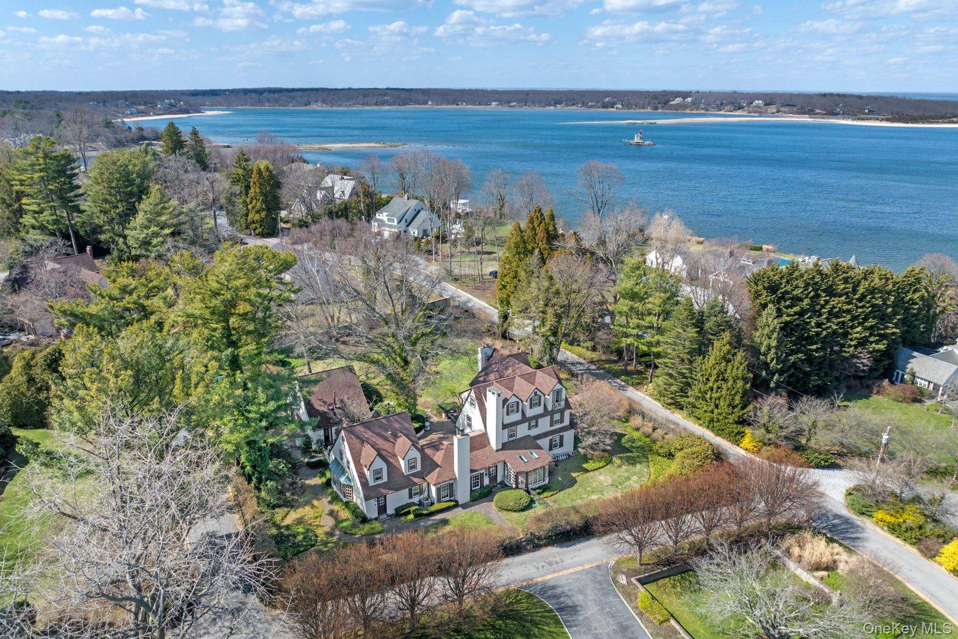 3 Wincoma DR, Huntington Bay, NY 11743