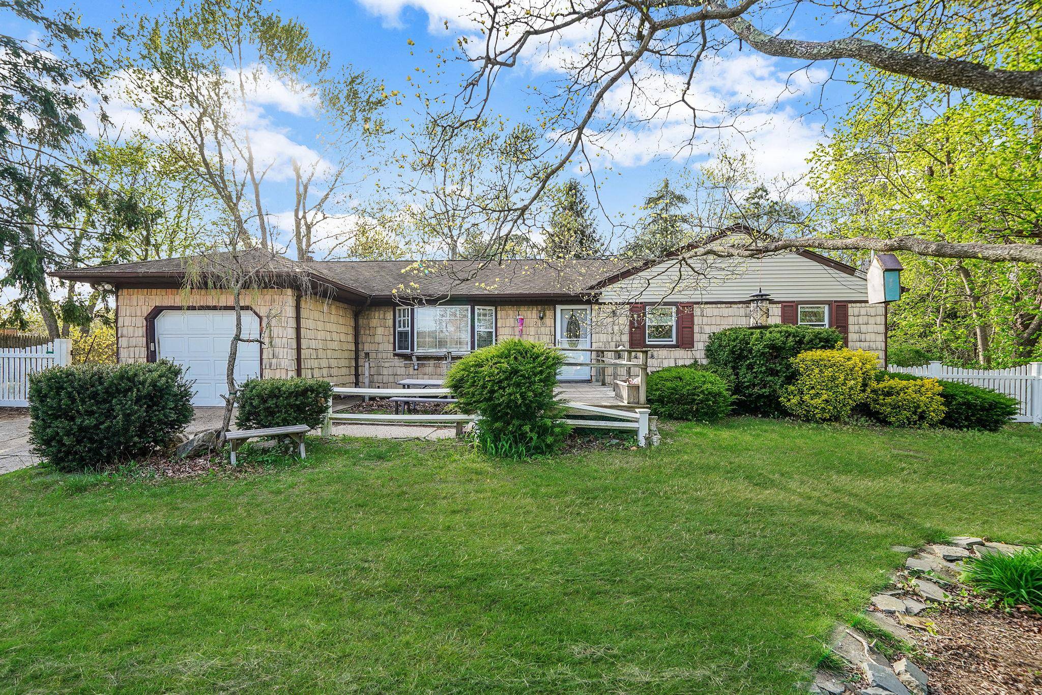 210 Oakdale Bohemia RD, Bohemia, NY 11716