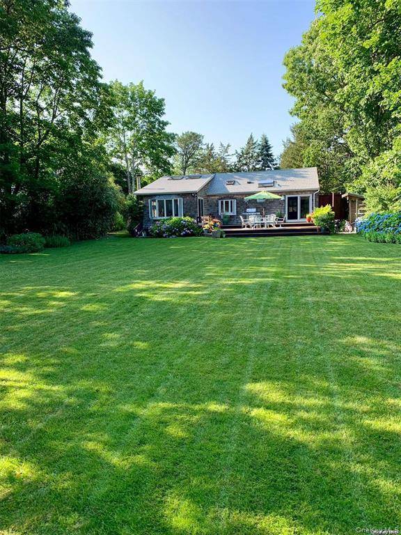 6 Lynn CT, Hampton Bays, NY 11946