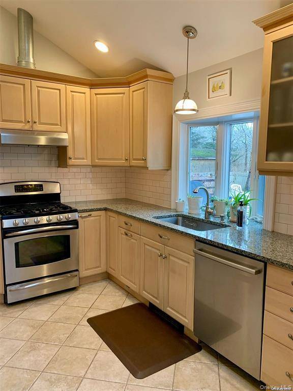 6 Lynn CT, Hampton Bays, NY 11946
