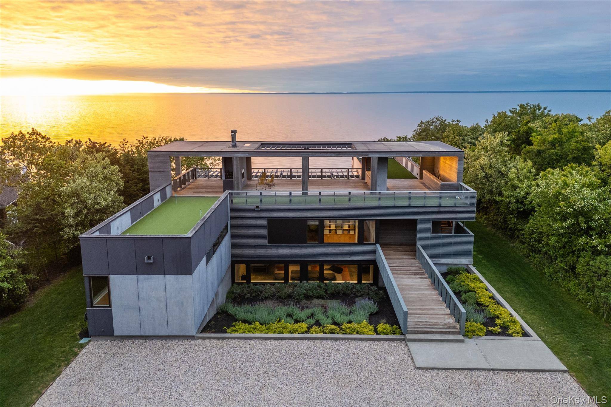 470 Lloyds LN, Mattituck, NY 11952