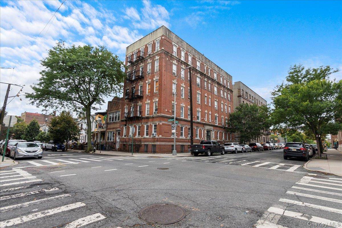 560 E 189th ST, Bronx, NY 10458