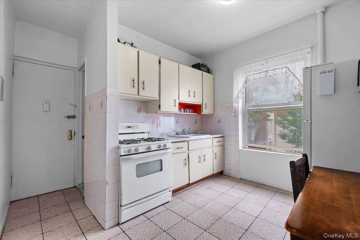 560 E 189th ST, Bronx, NY 10458