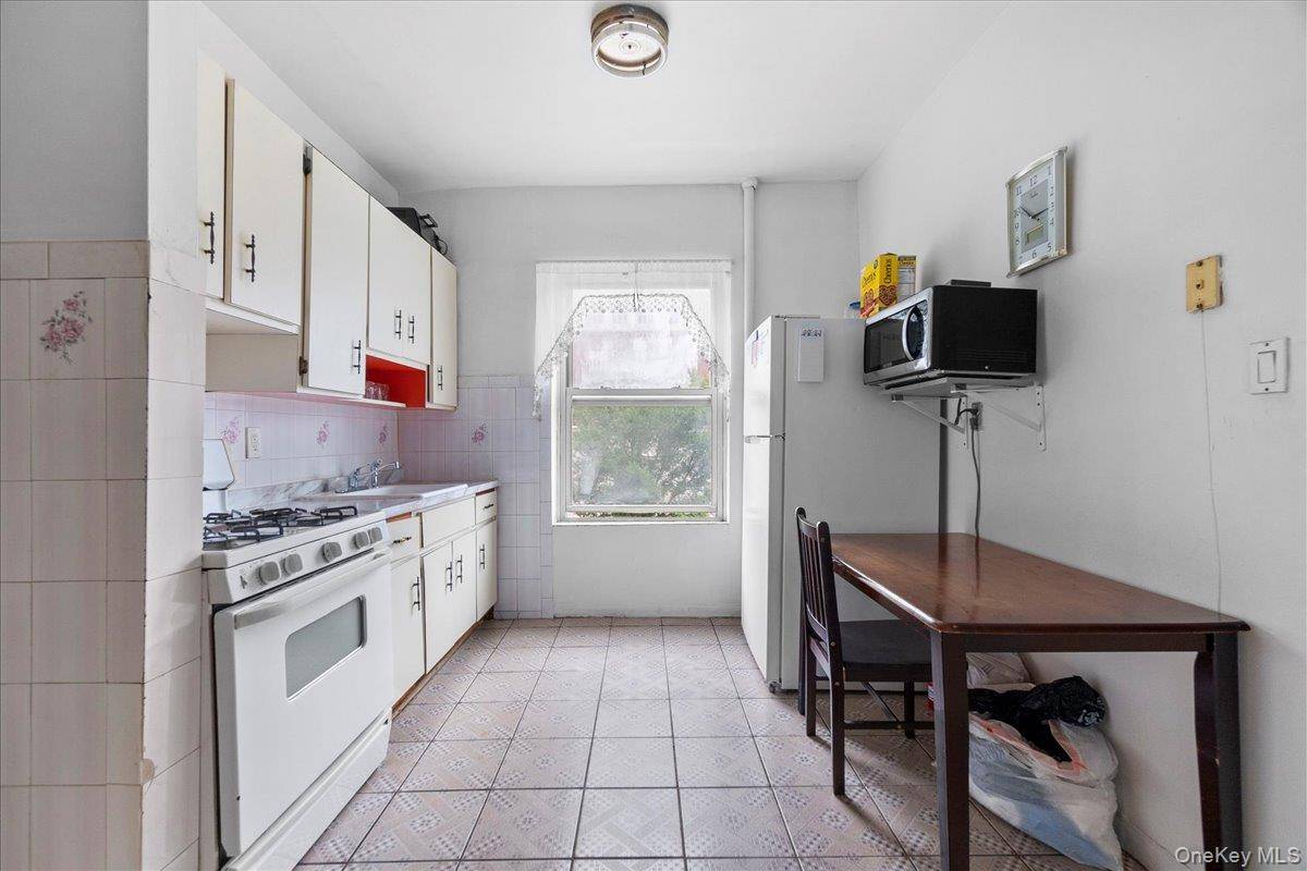 560 E 189th ST, Bronx, NY 10458