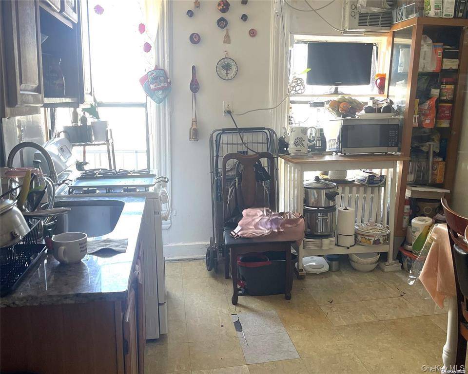 567 Saint Johns PL #8, Brooklyn, NY 11238