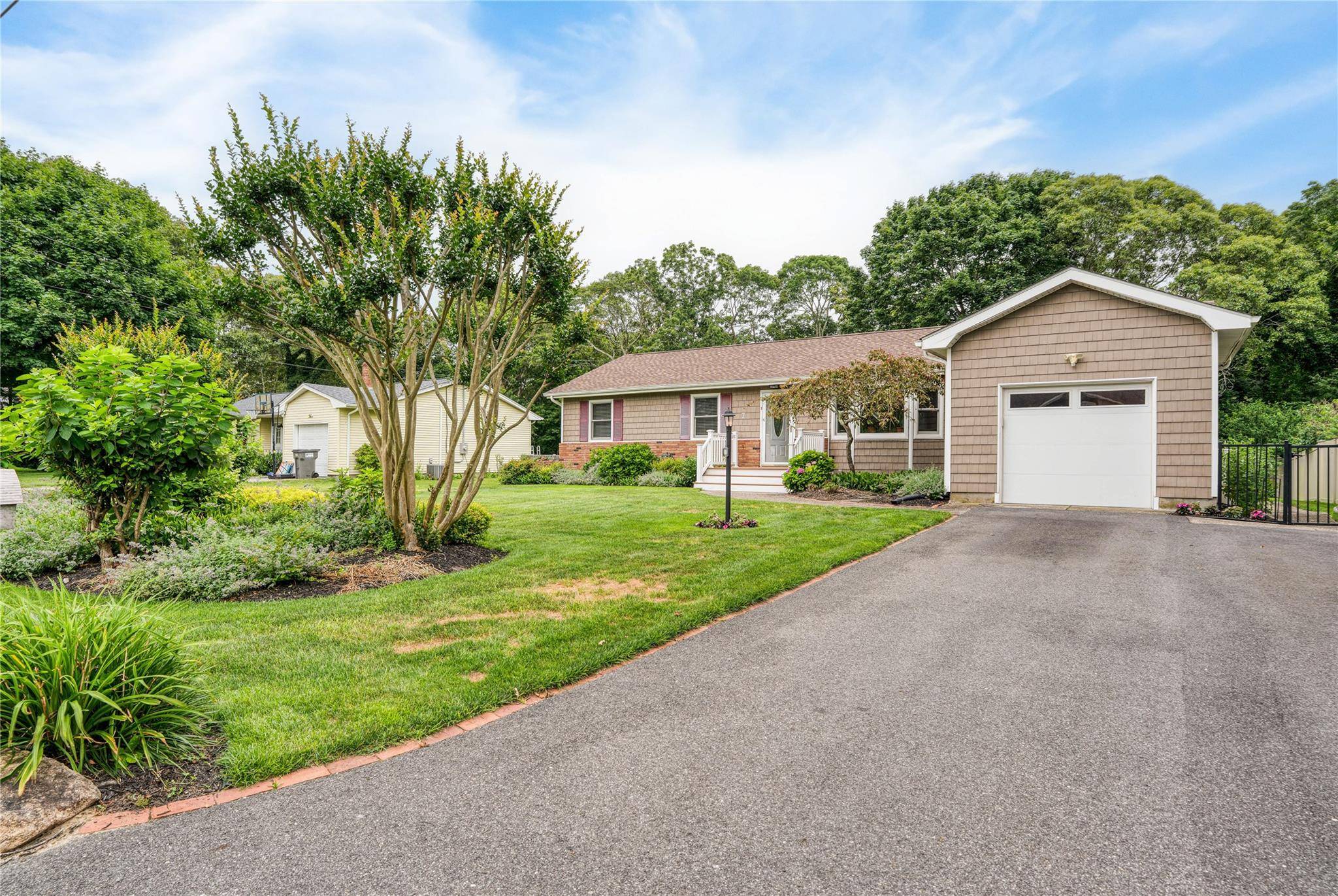 7 Russell RD, Hampton Bays, NY 11946