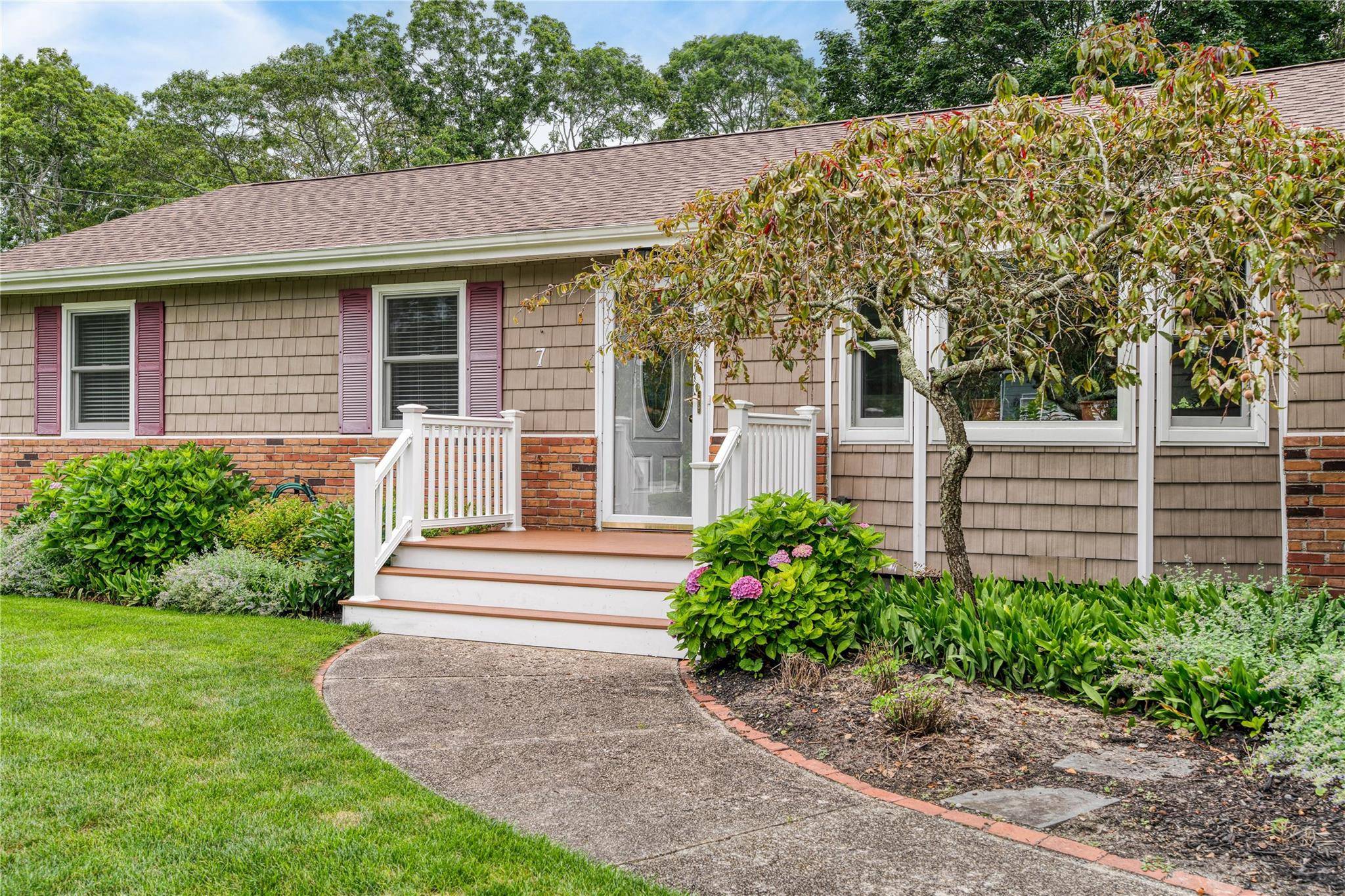 7 Russell RD, Hampton Bays, NY 11946