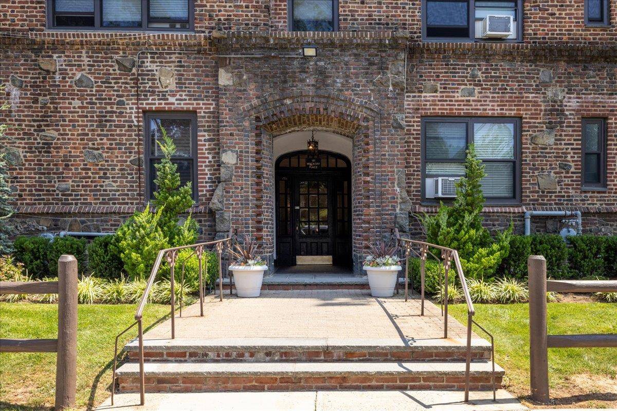 141 Wyckoff PL #2E, Woodmere, NY 11598