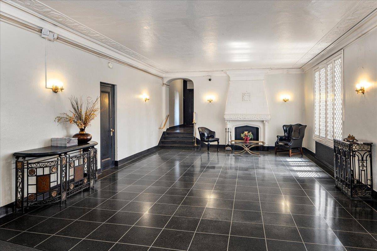 141 Wyckoff PL #2E, Woodmere, NY 11598