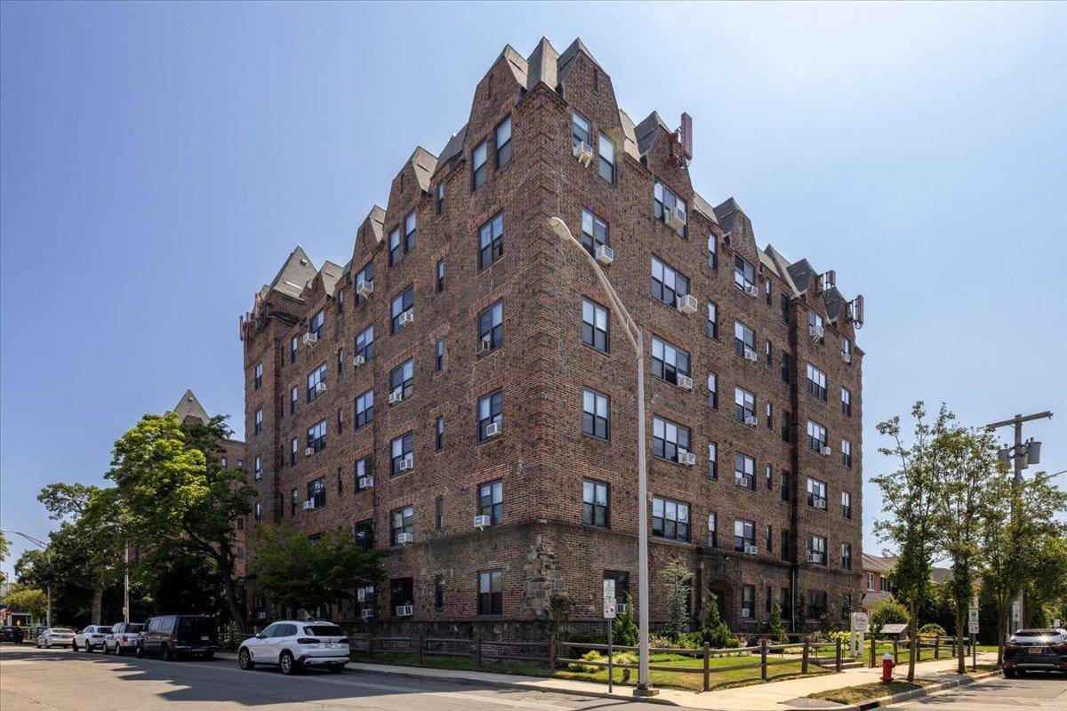 141 Wyckoff PL #2E, Woodmere, NY 11598