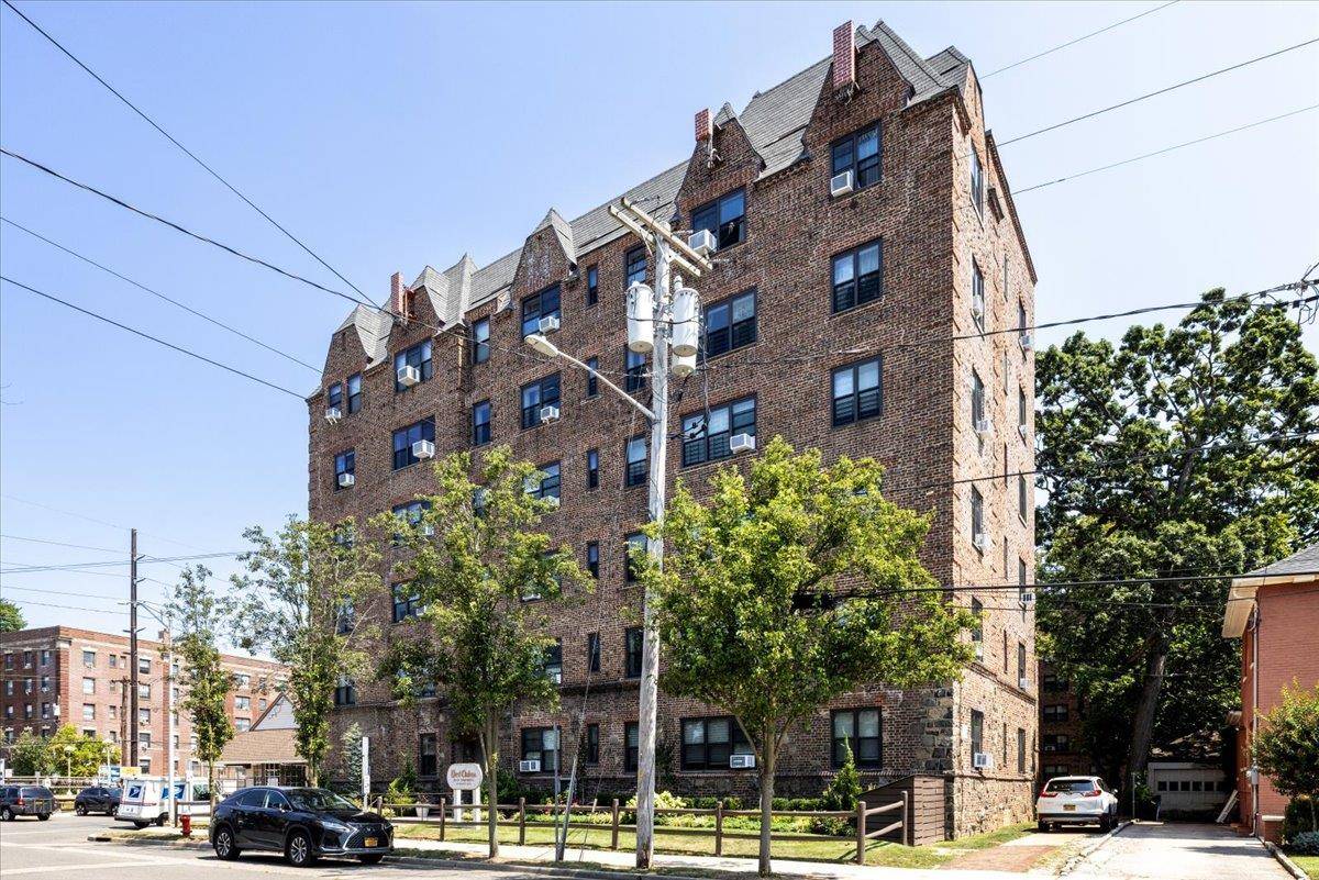 141 Wyckoff PL #2E, Woodmere, NY 11598