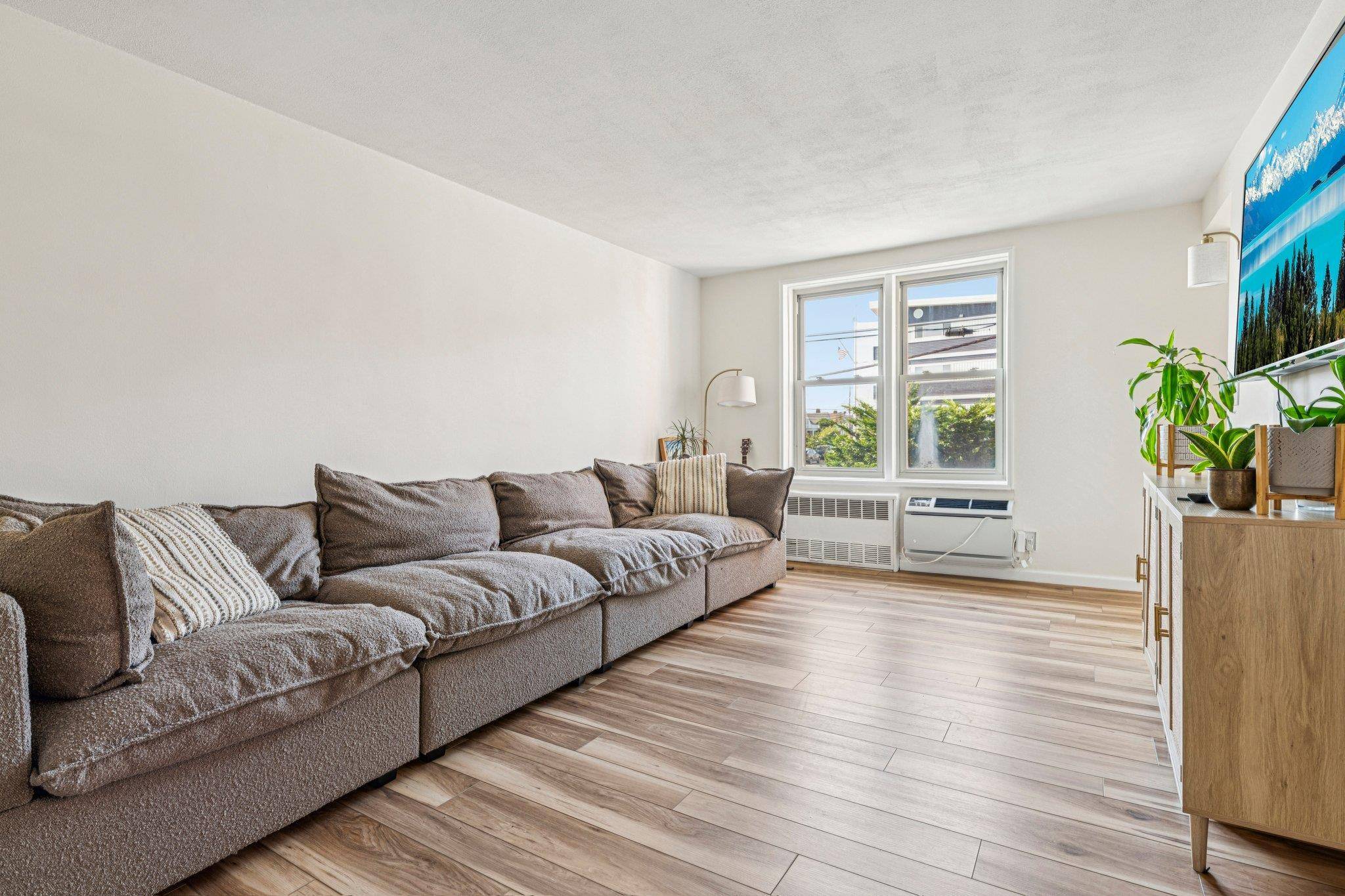 560 W Broadway #1G, Long Beach, NY 11561