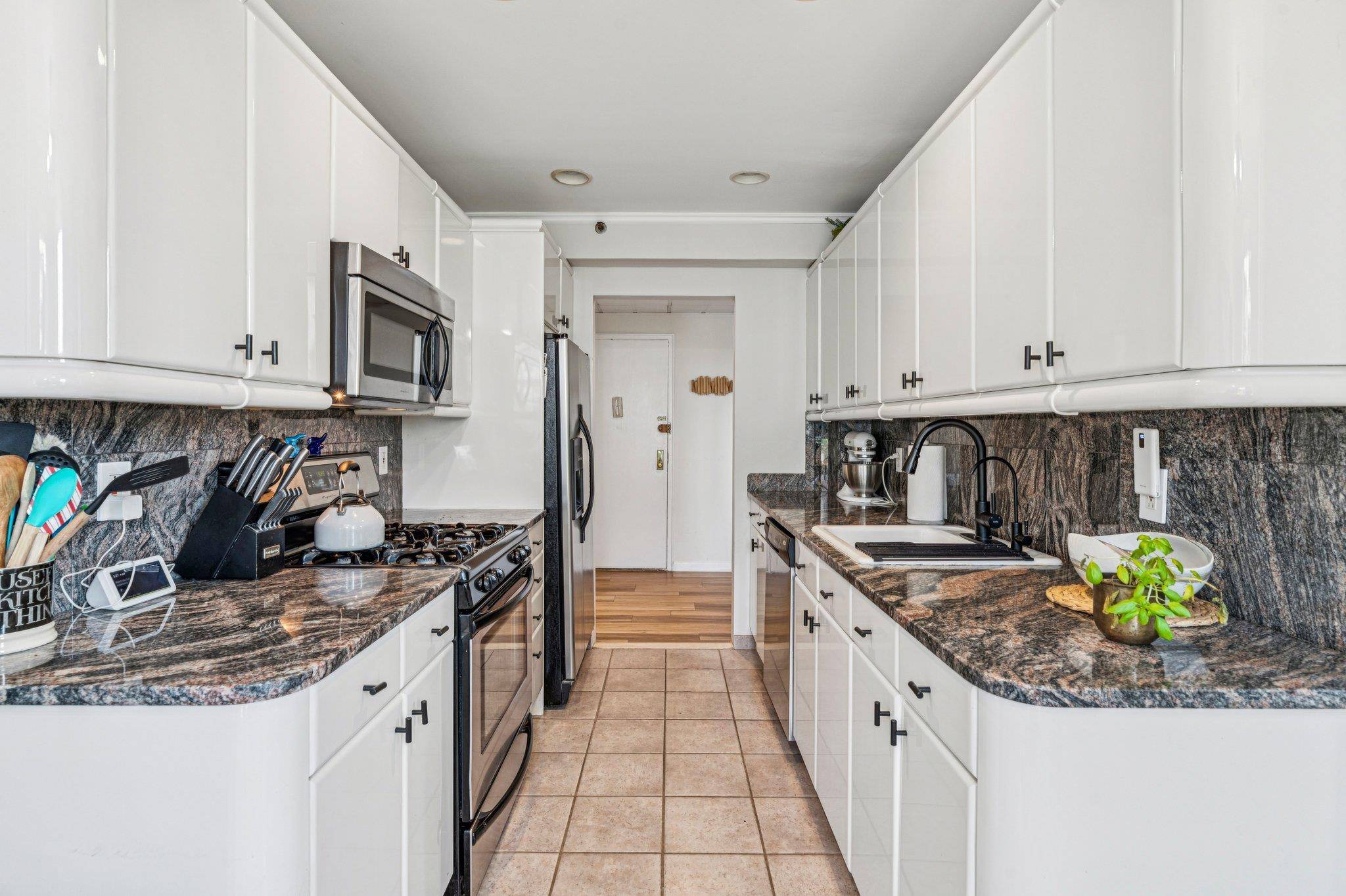 560 W Broadway #1G, Long Beach, NY 11561