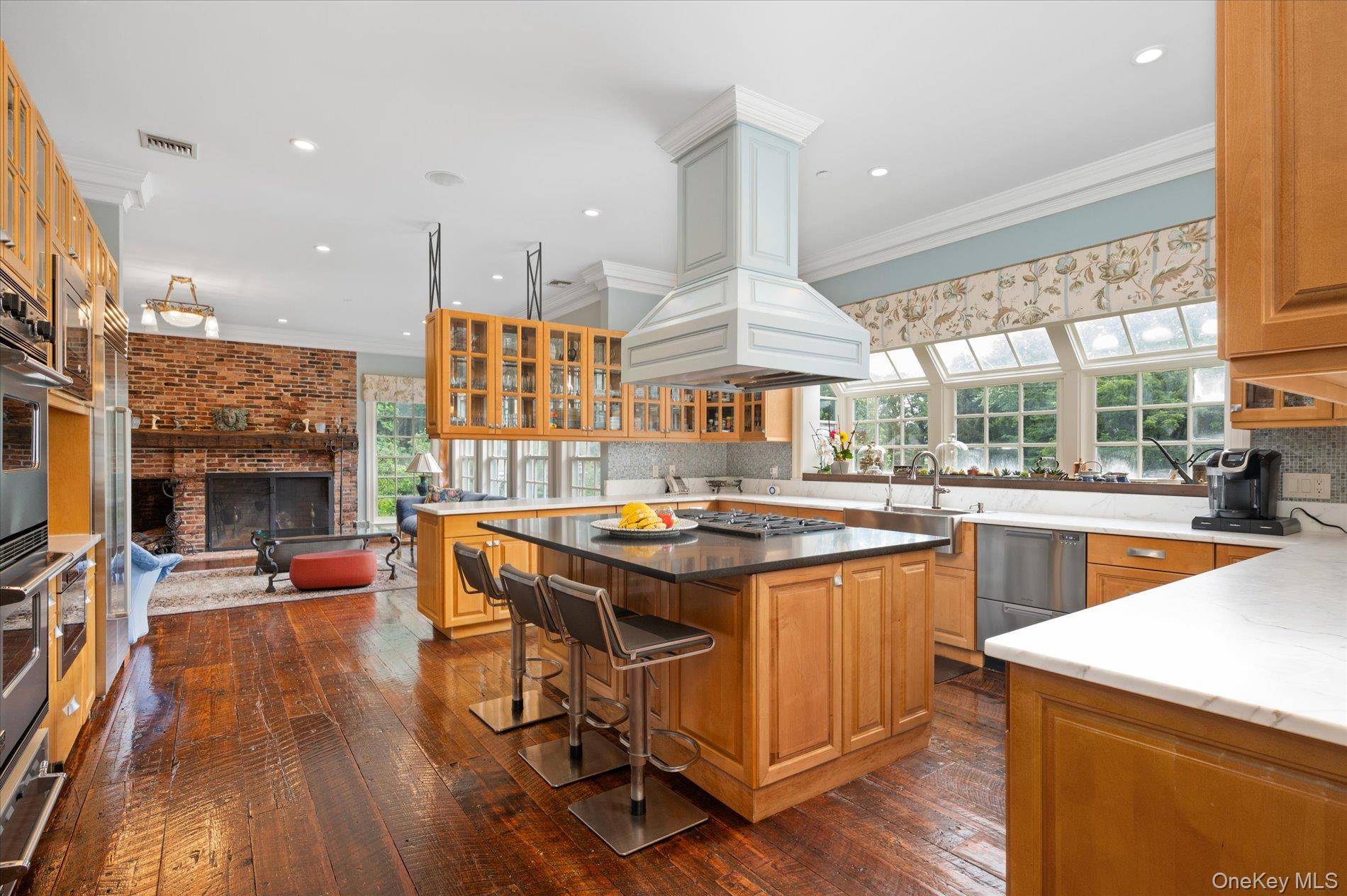 4 Clock Tower LN, Old Westbury, NY 11568